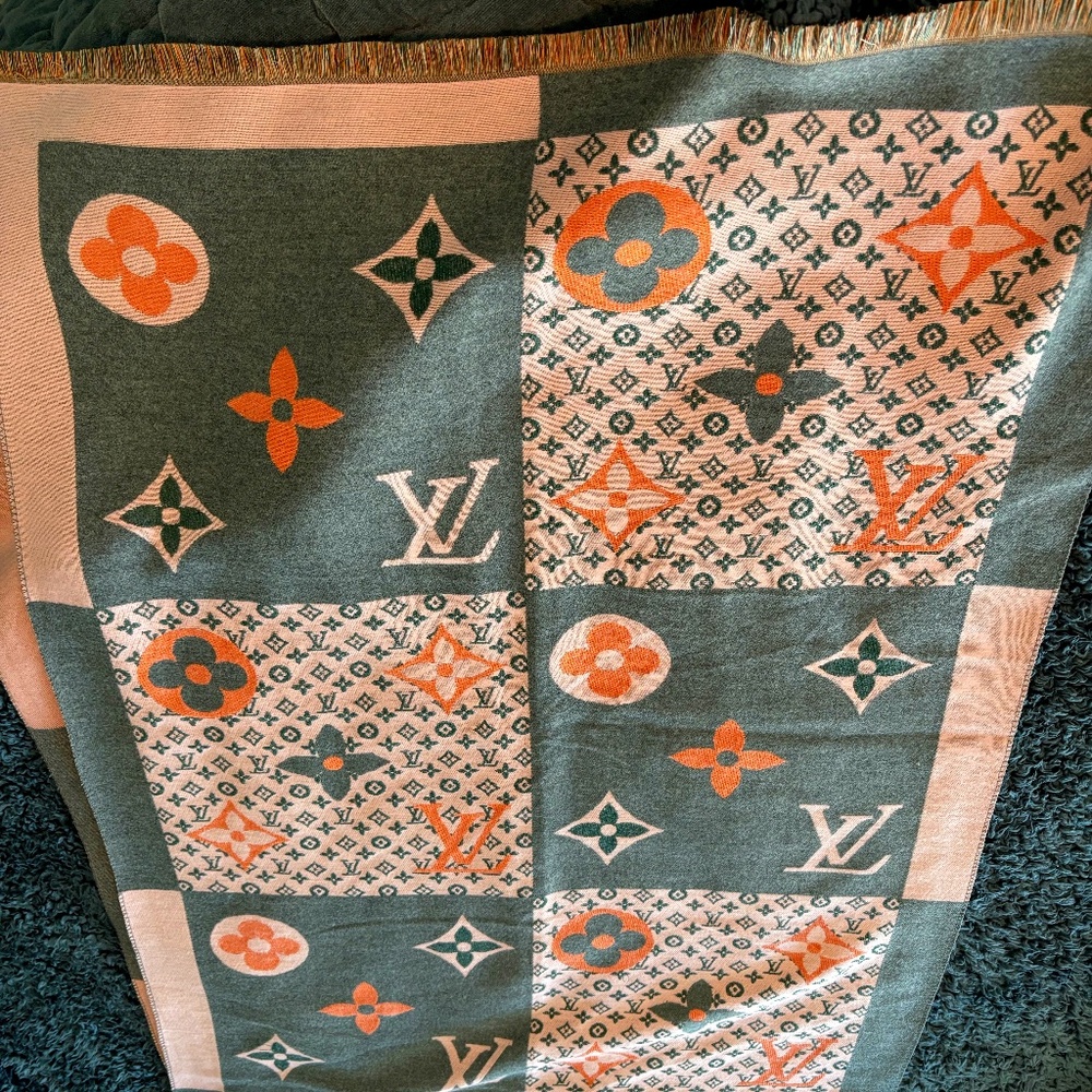 Adorable Louis Vuitton Cashmere Oversized Scarf (Grey Pink and Orange)